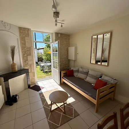 Le Domaine Des Aguins בית כפרי *