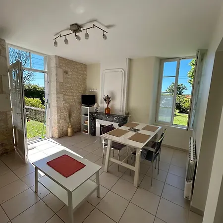 בית כפרי Le Domaine Des Aguins סוז'ון