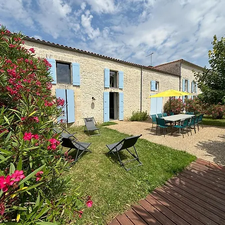 Le Domaine Des Aguins Country house *